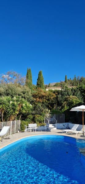 Jolie Villa piscine vue mer